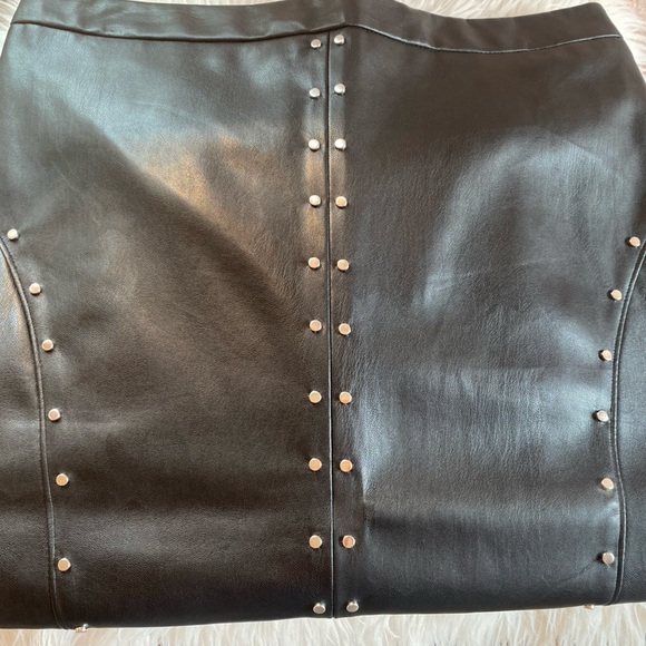 NWT Vegan Leather Skirt with Silver Studs🖤✔️⚫️Worthington Size 8 NWT - Picture 8 of 13